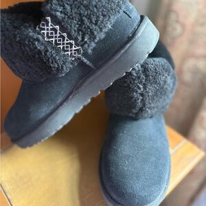 UGG Black Classic Mini Boots with Sherpa Cuff – Size 9